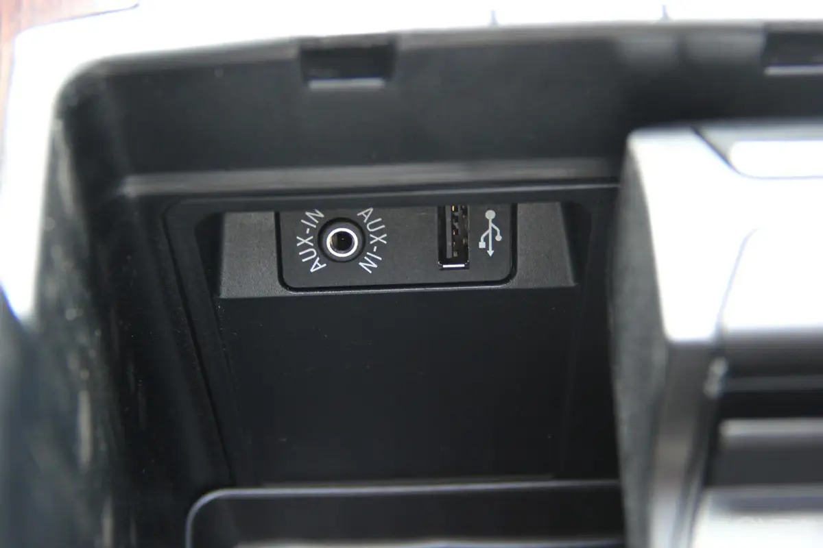 宝马X5(进口)xDrive35i 手自一体 美规版AUX接口