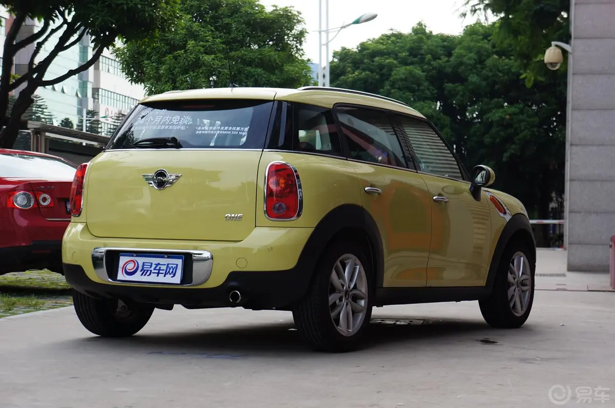 MINI COUNTRYMAN1.6L ONE侧后45度车头向右水平