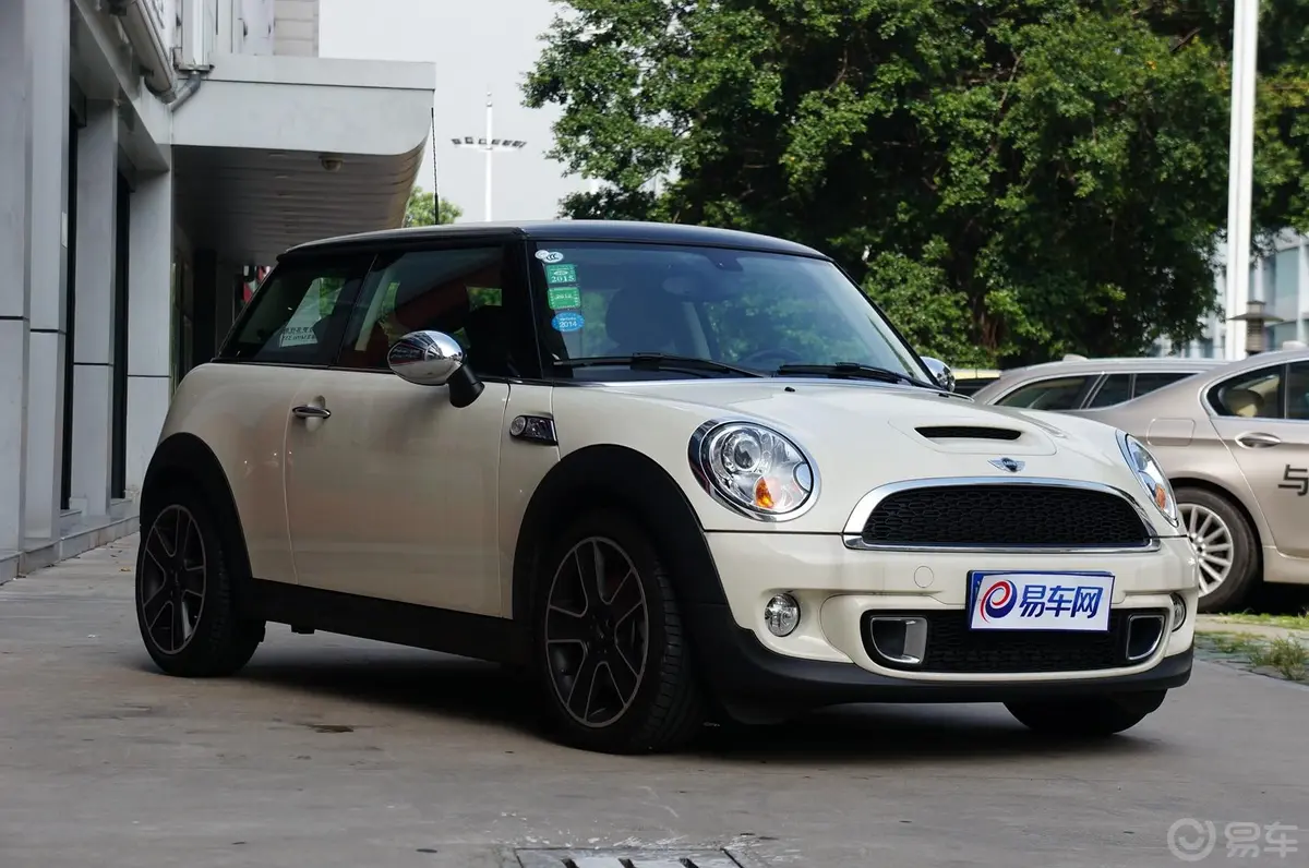 MINICOOPER S侧前45度车头向右水平