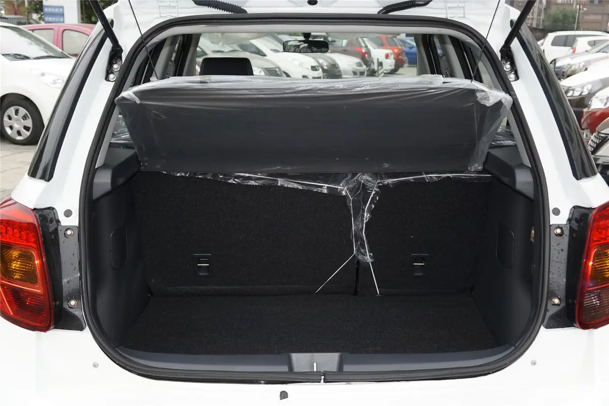 天语 SX4两厢 酷锐版 1.6L 自动 灵动型行李箱空间