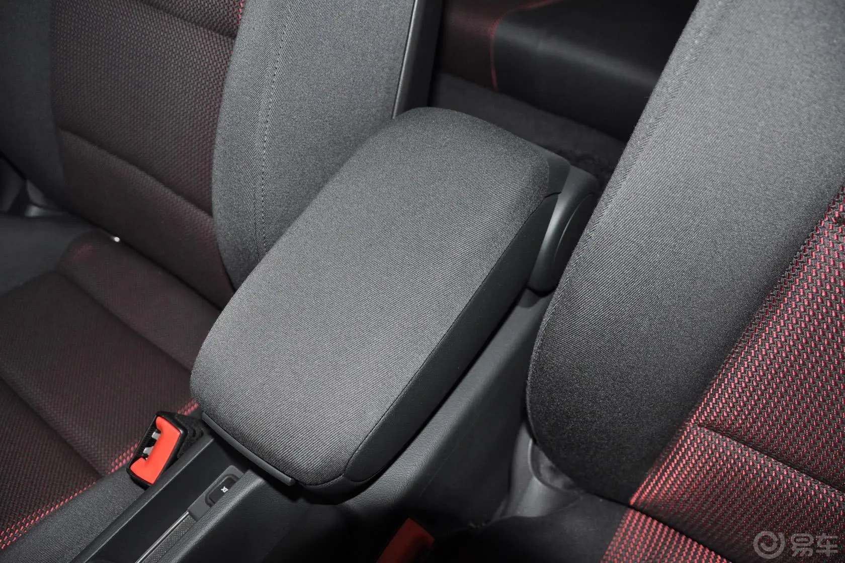 奥迪A3(进口)Sportback 30 TFSI 舒适型前排中央扶手箱