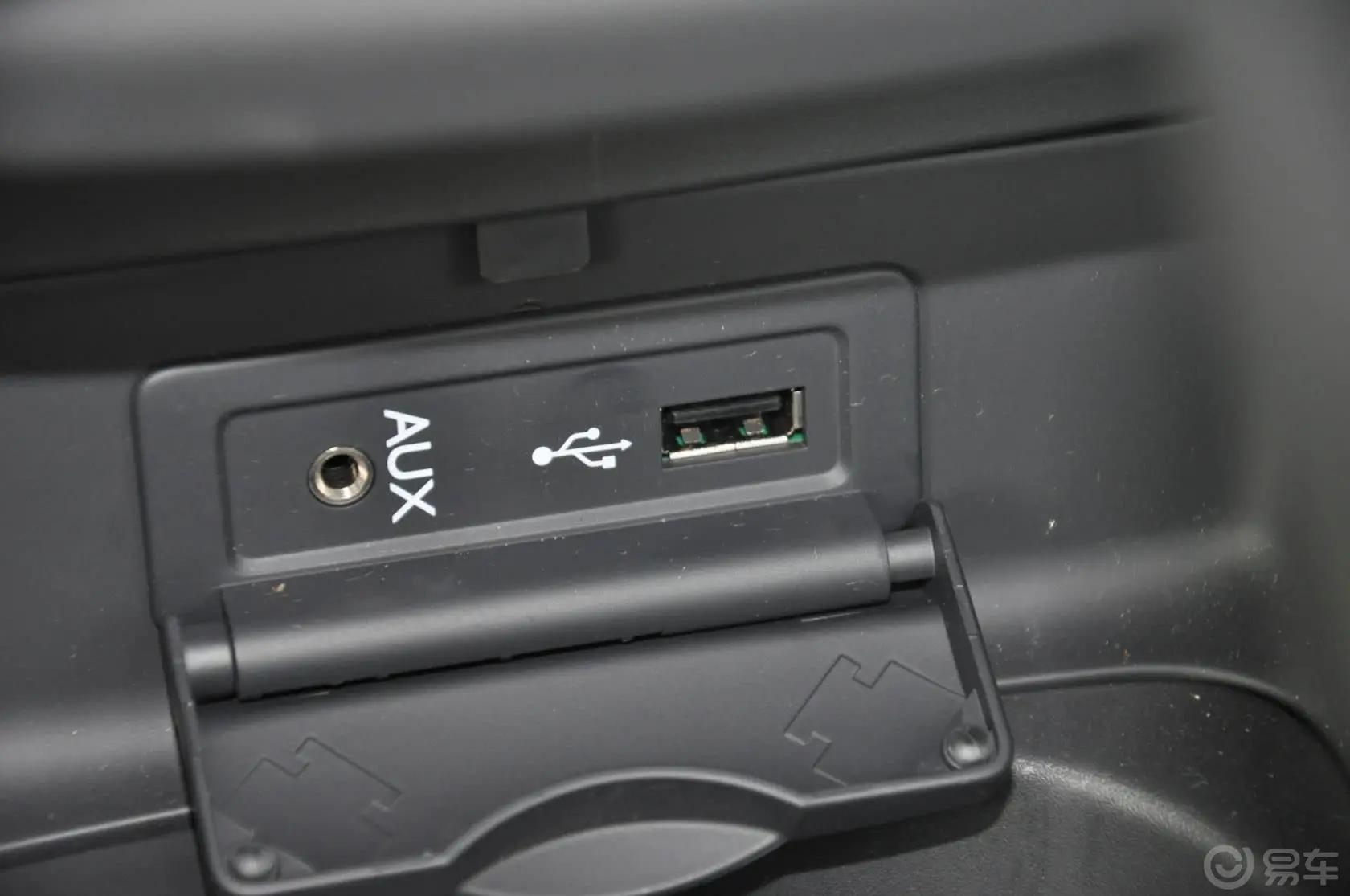 梅甘娜CC 2.0L CVT 时尚导航版USB接口