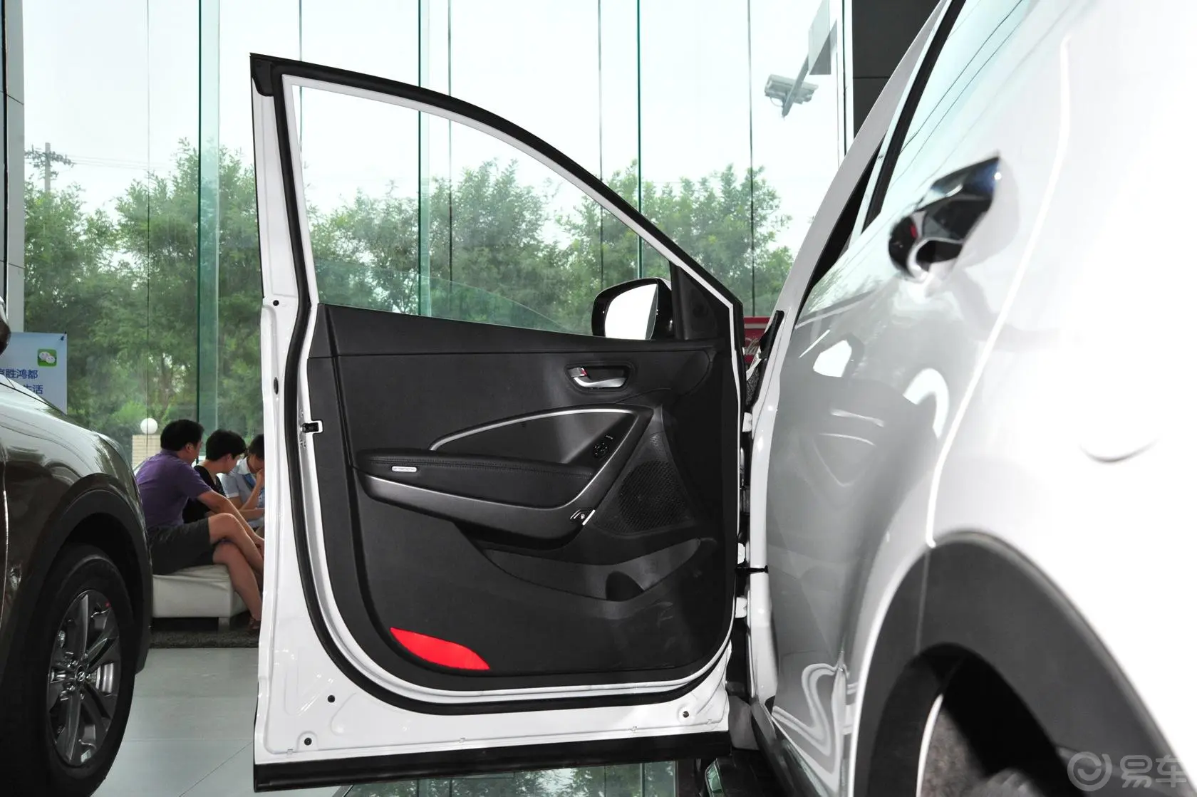 胜达2.4L GLS 四驱 自动 智能型驾驶员侧车门内门板