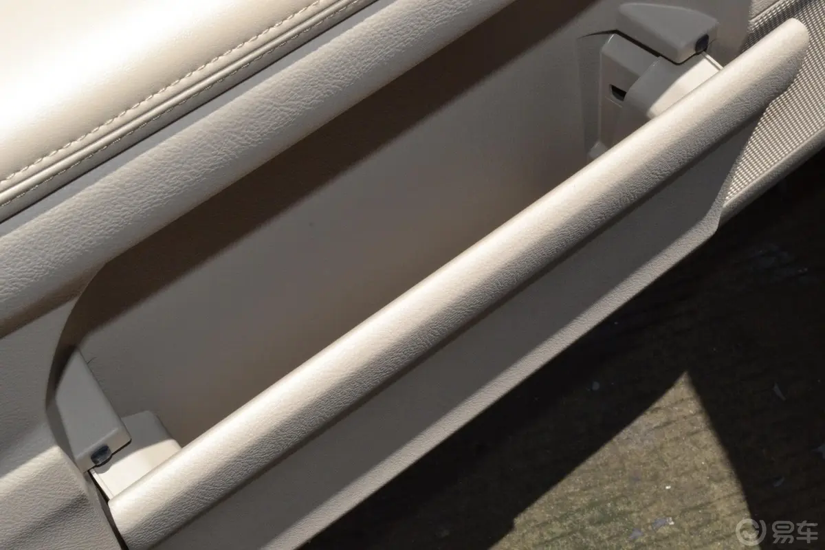 比亚迪S62.4L 手动 豪华型 劲悦版驾驶员门储物盒