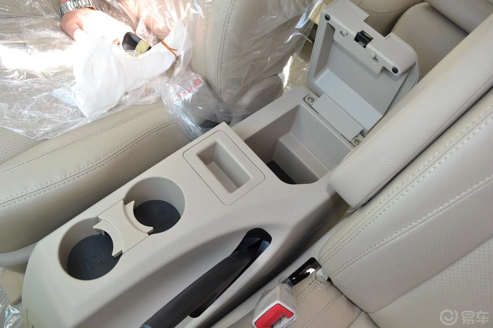 比亚迪S62.4L 手动 豪华型 劲悦版前排中央扶手箱