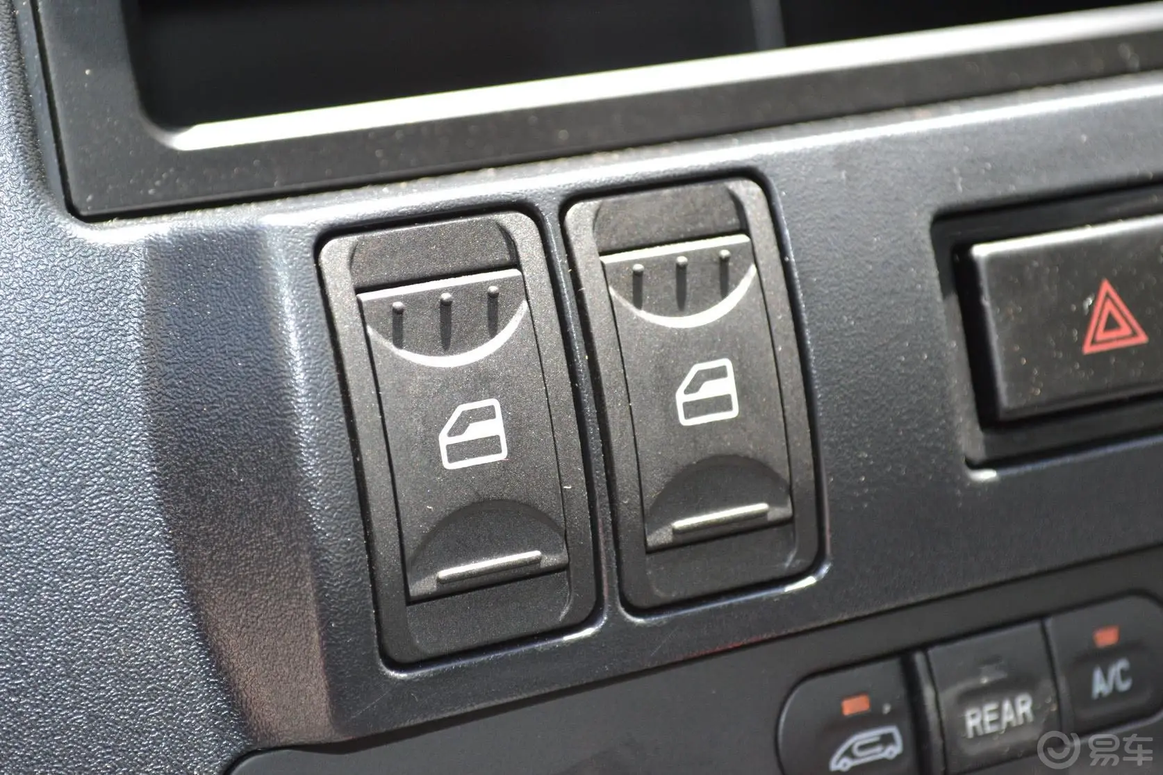 菱智V3 1.5L 手动 豪华型车窗升降键