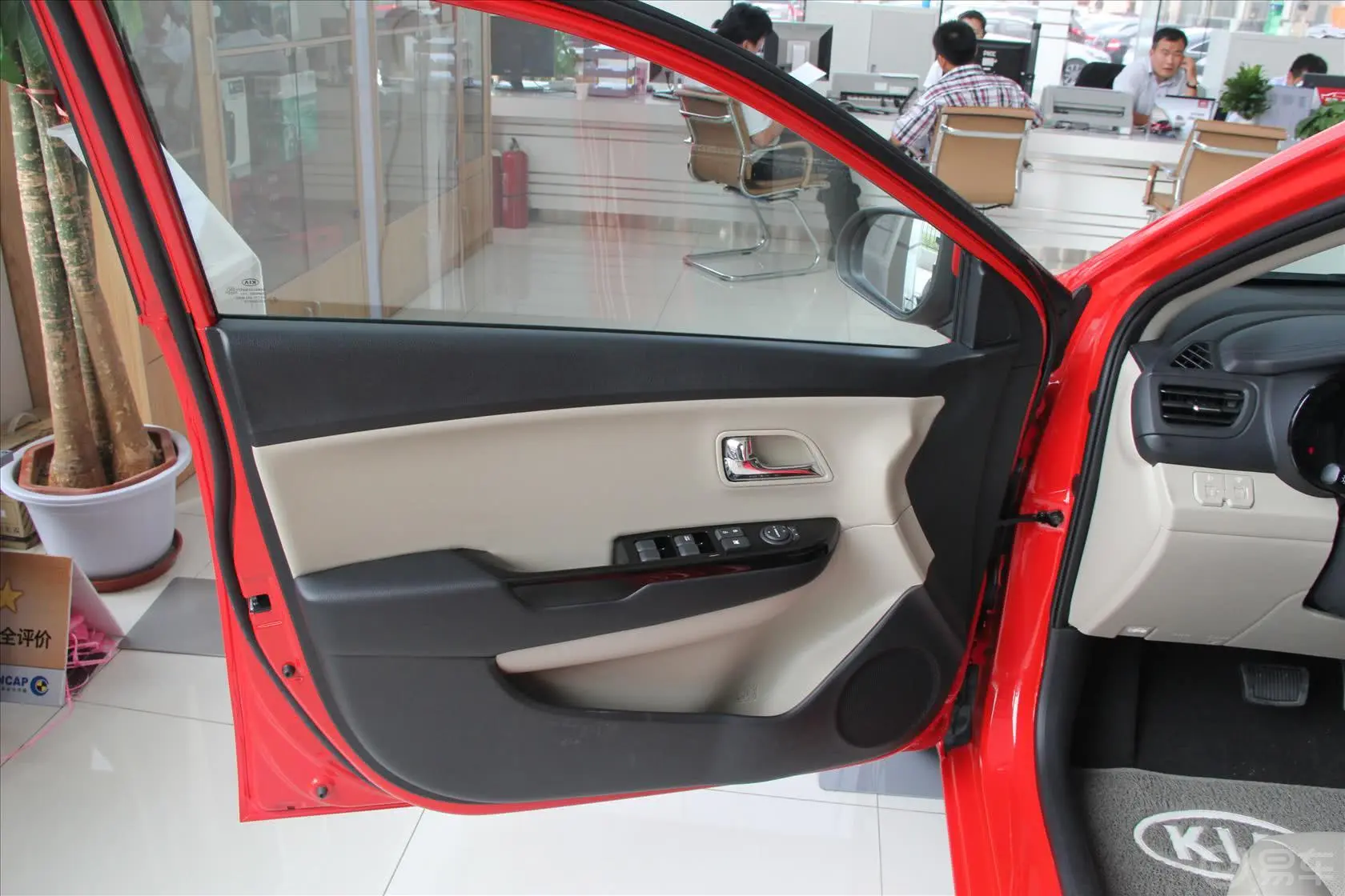 起亚K2三厢 1.4L 自动 Premium ECO 纪念版驾驶员侧车门内门板