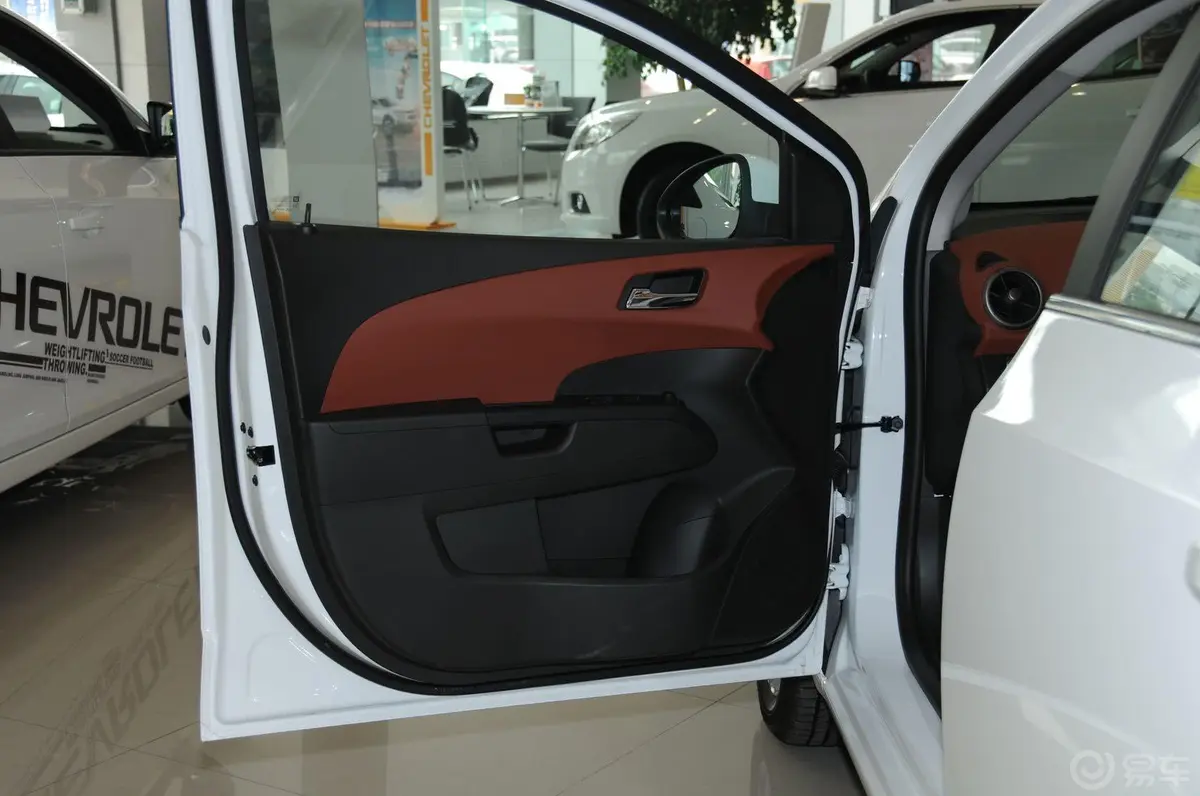 爱唯欧1.6L SX 自动 风尚影音版驾驶员侧车门内门板