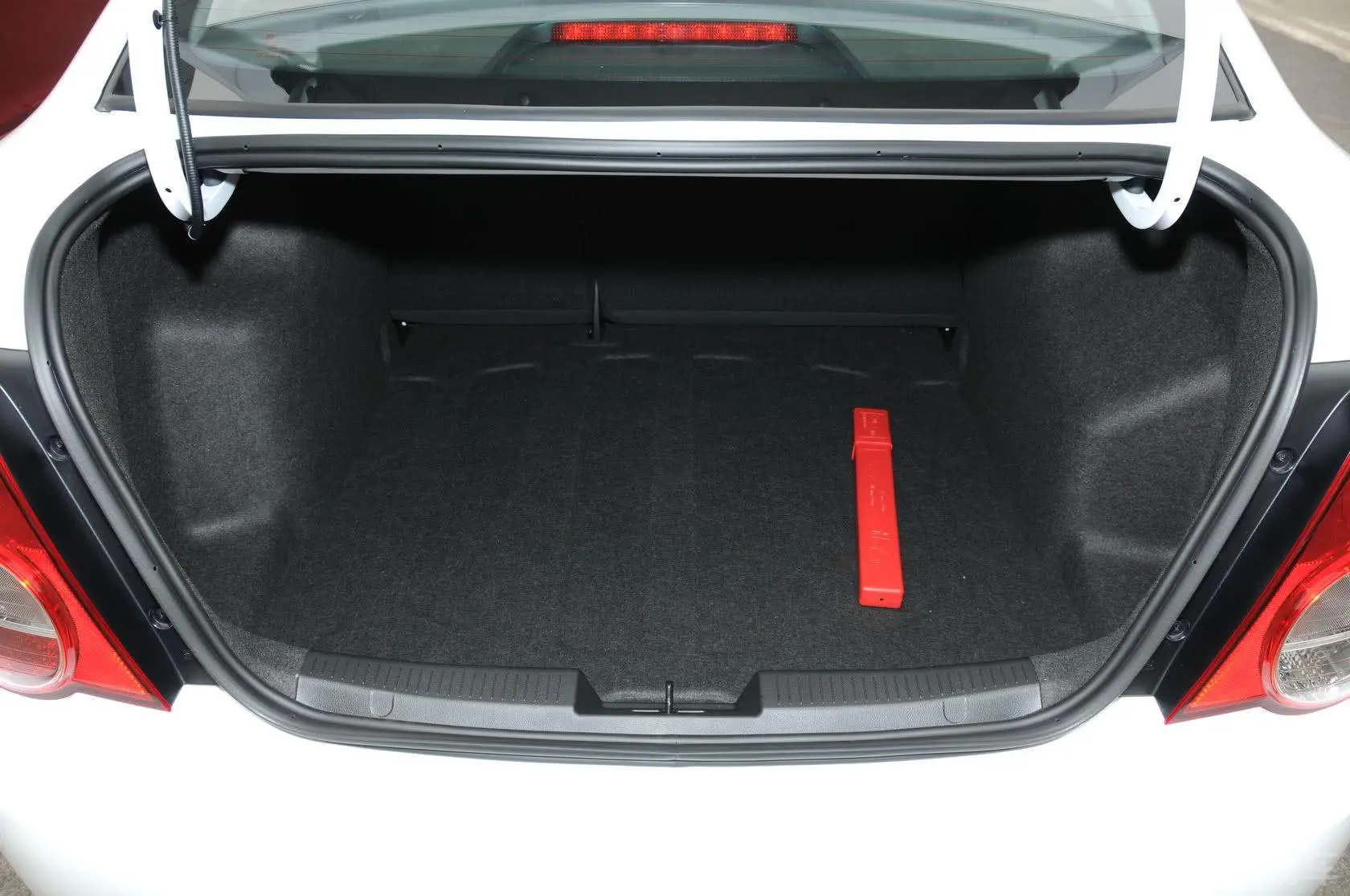爱唯欧1.6L SX 自动 风尚影音版行李箱空间