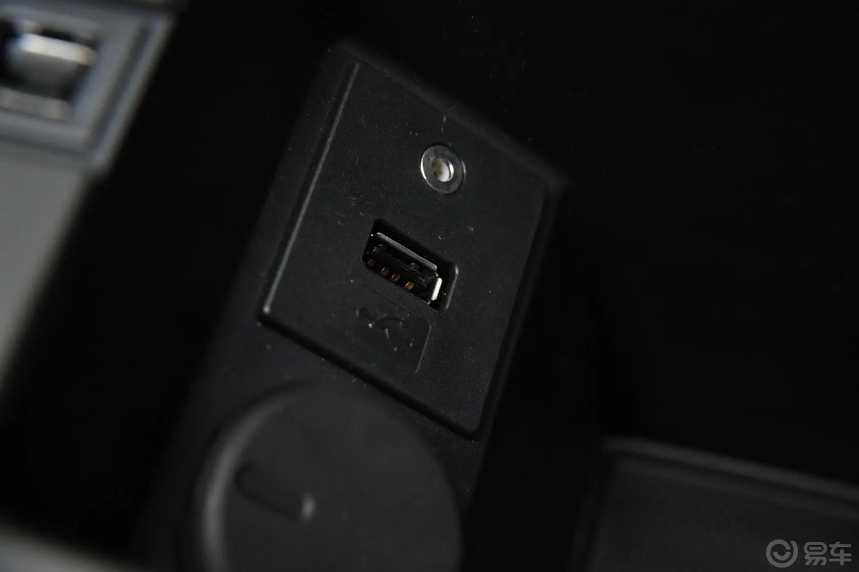 绅宝D702.0T 自动 精英版USB接口