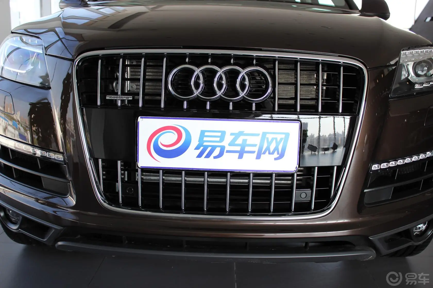 奥迪Q735 TFSI quattro 进取型前格栅侧俯拍