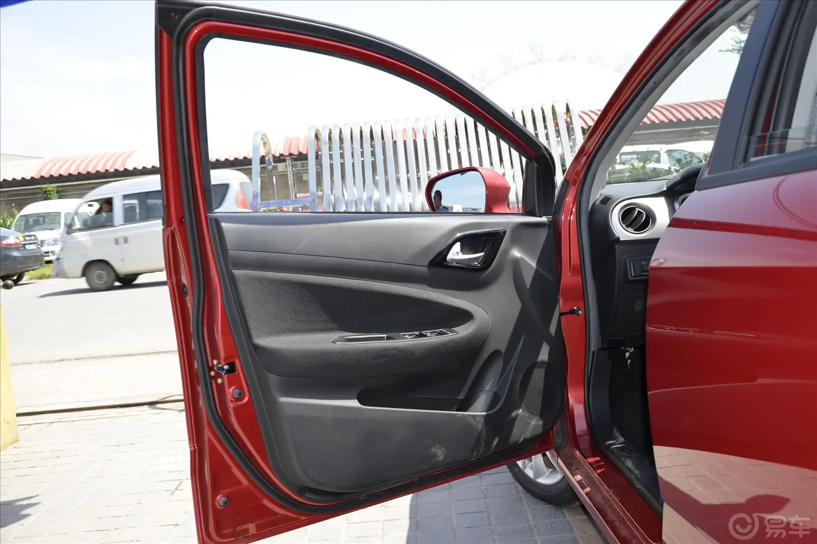 中华H2201.5L 手动 舒适版驾驶员侧车门内门板