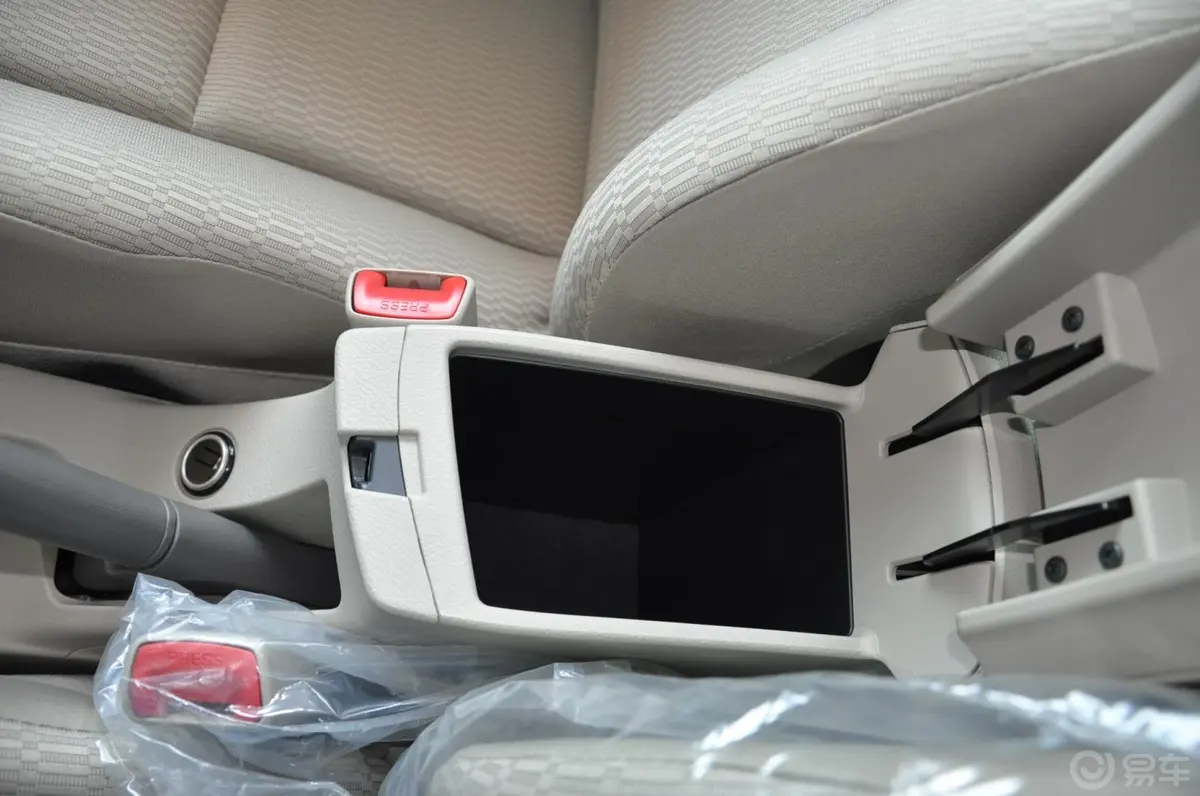 威驰1.6L GL-i 手动 型尚天窗版前排中央扶手箱空间