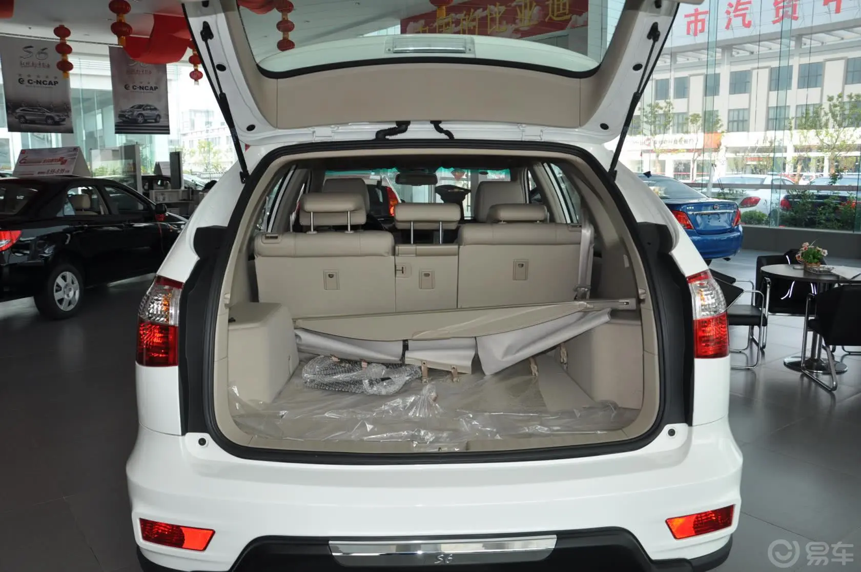 比亚迪S62.4L 自动 精英型 劲悦版行李箱空间