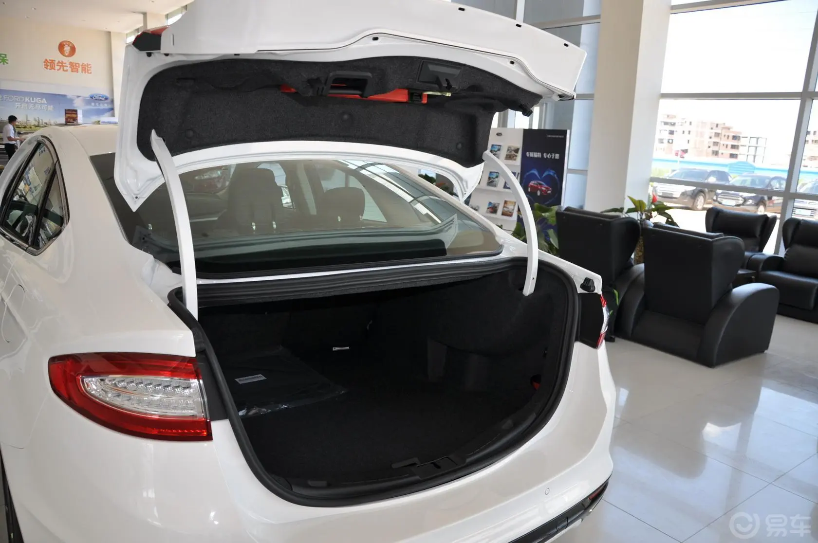 蒙迪欧2.0T 自动 GTDi240 豪华运动型行李厢开口范围
