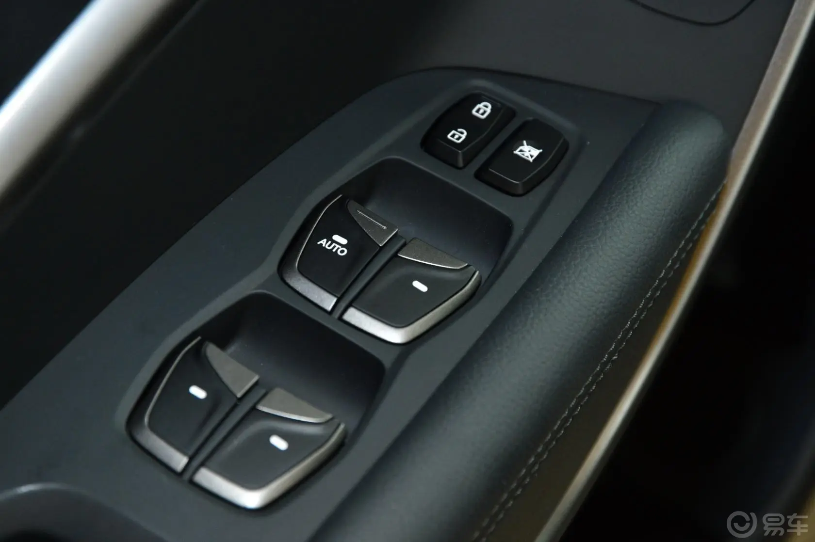 格越2.2T 自动 四驱 舒适版 7座车窗升降键