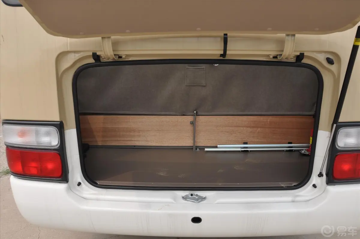 柯斯达2.7 L 手动 高级升级版 汽油 23座行李箱空间