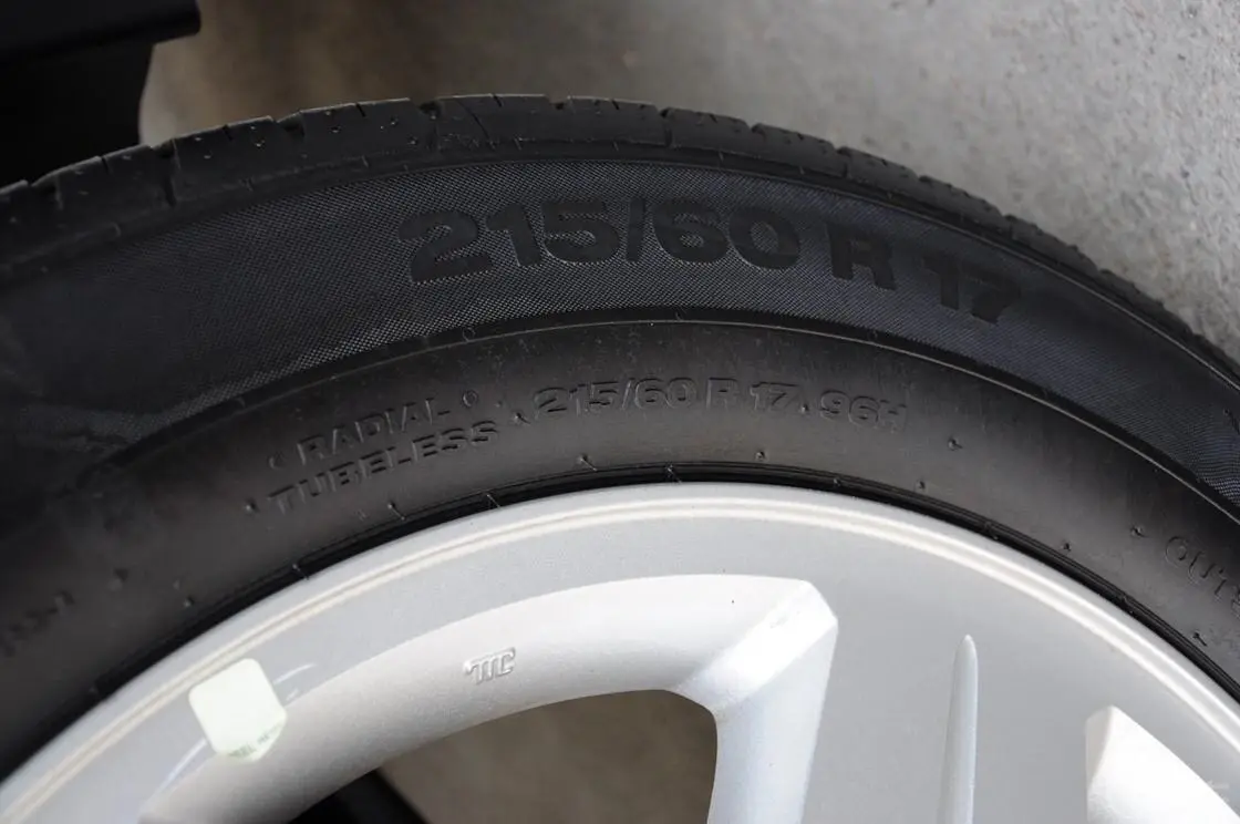 指南者(进口)2.0L 自动 都市版轮胎规格