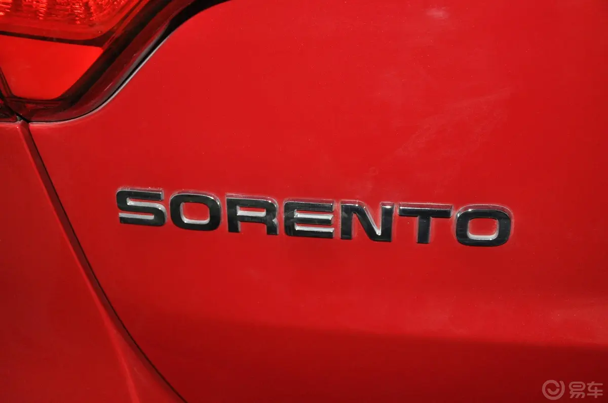 索兰托2.4L 汽油 舒适版 五座尾标