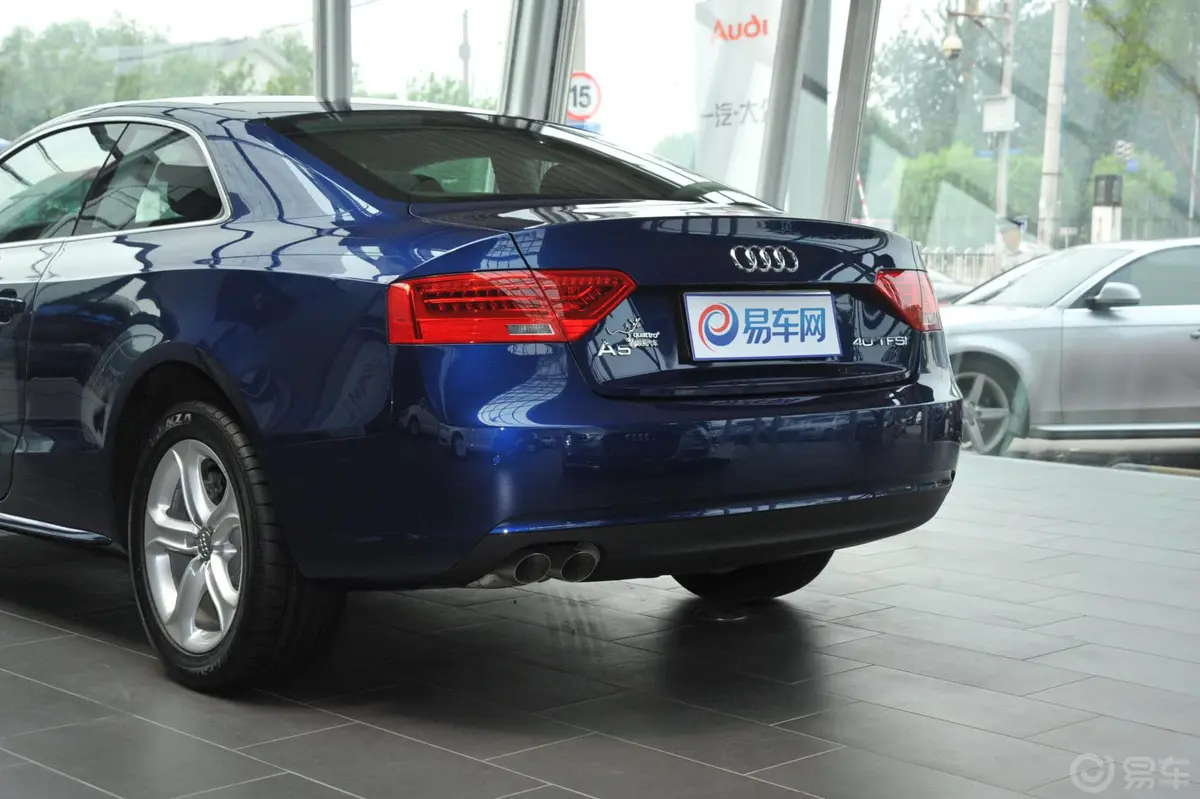 奥迪A5Coupe 40 TFSI quattro风尚版车尾局部