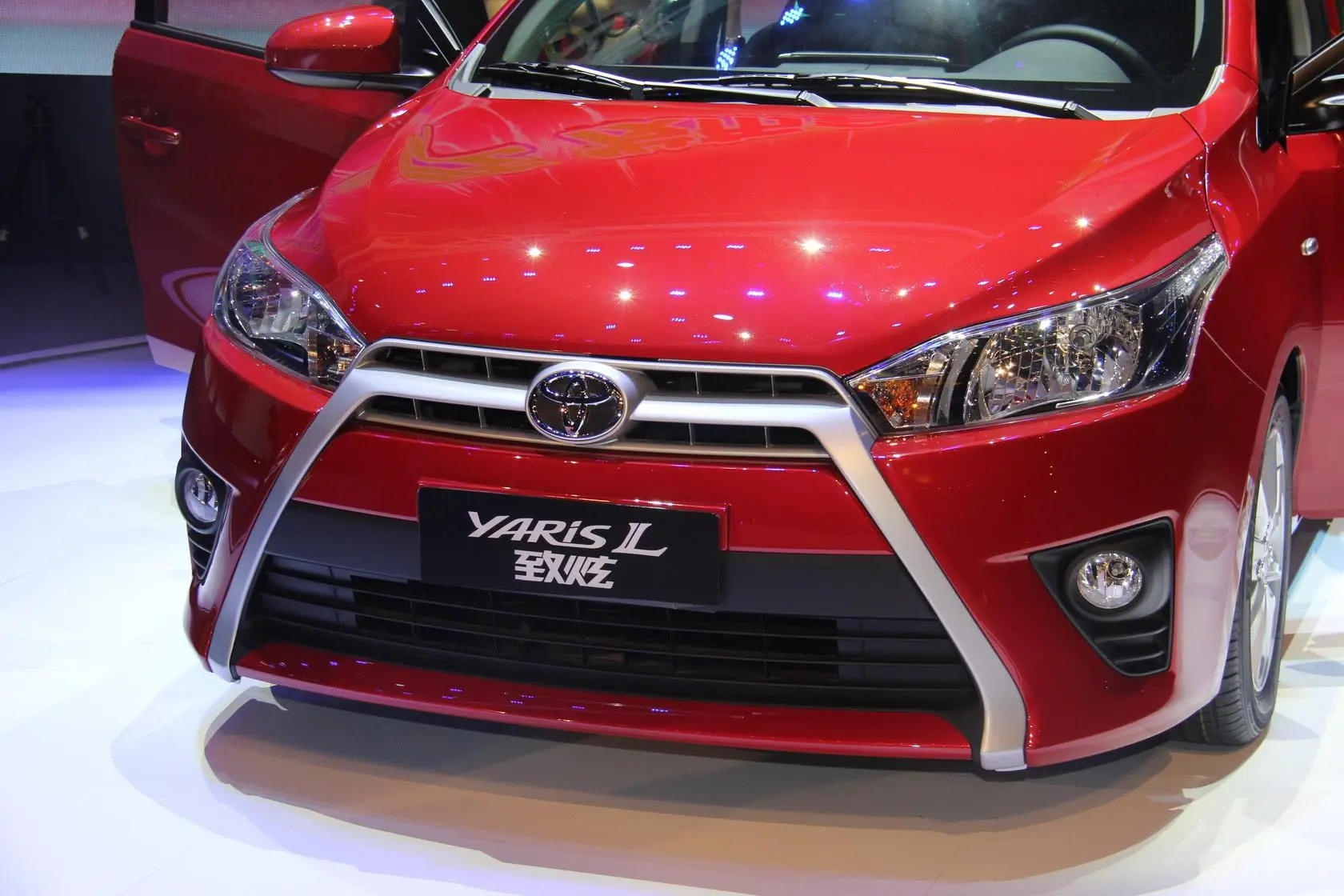 YARiS L 致炫1.3L 手动 灵动版前格栅侧俯拍