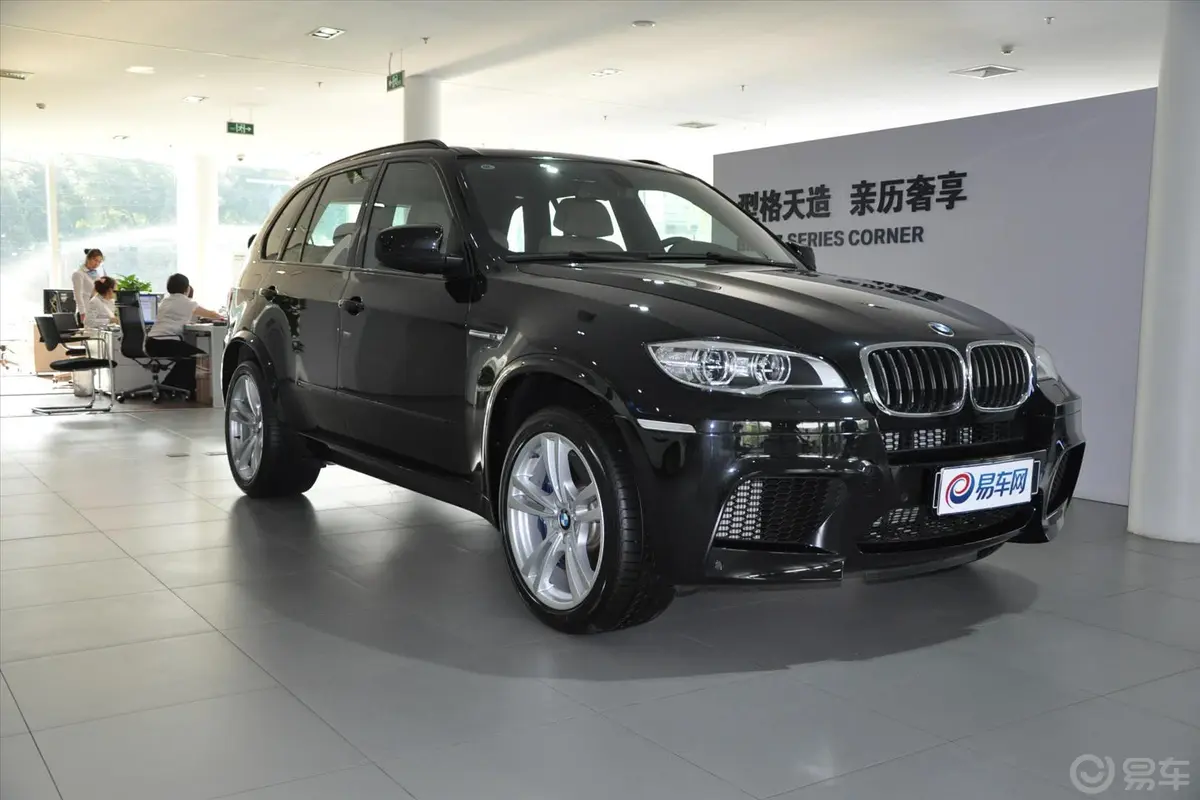 宝马X5 M4.4L V8前格栅侧俯拍