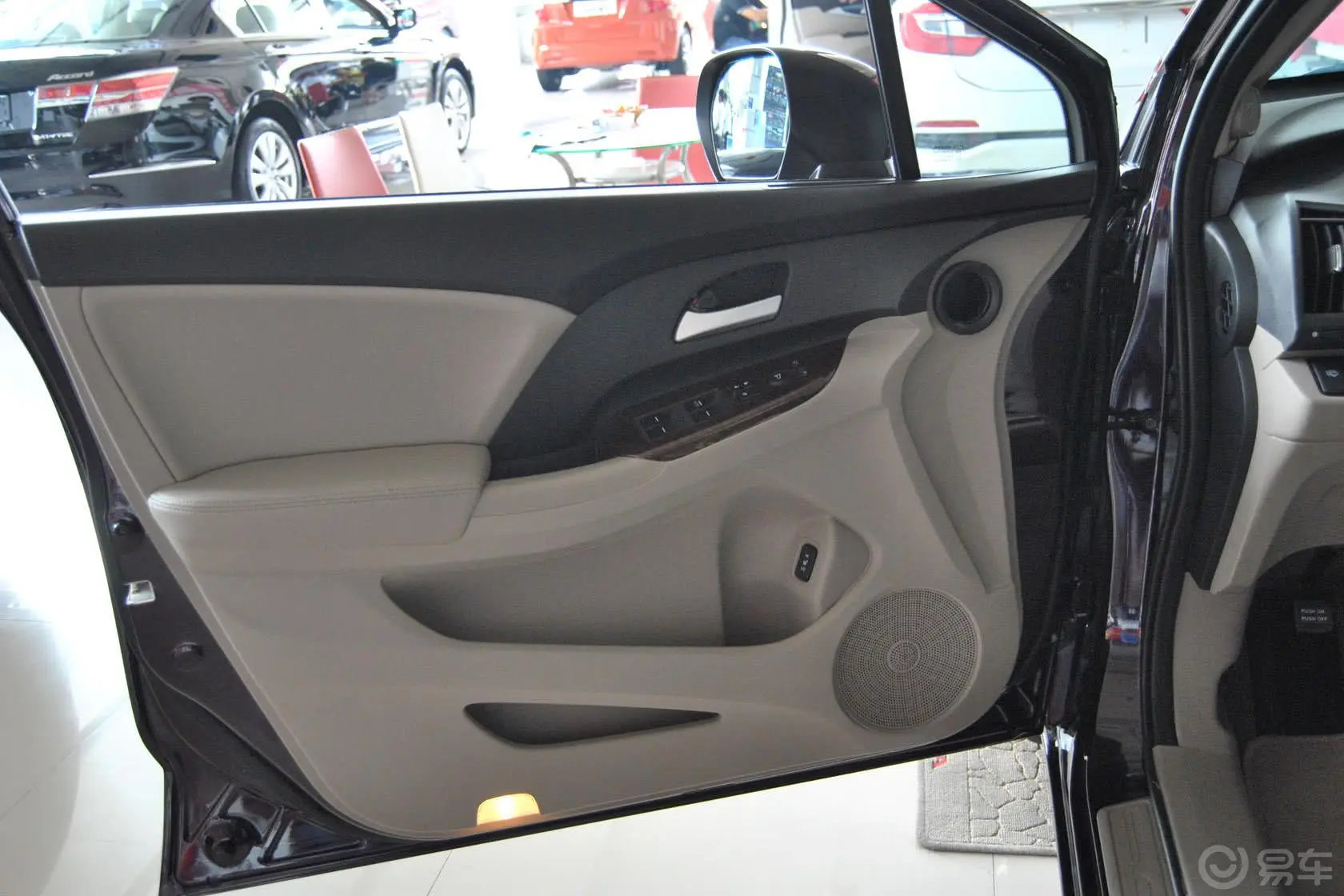 奥德赛2.4L 自动 舒适版驾驶员侧车门内门板