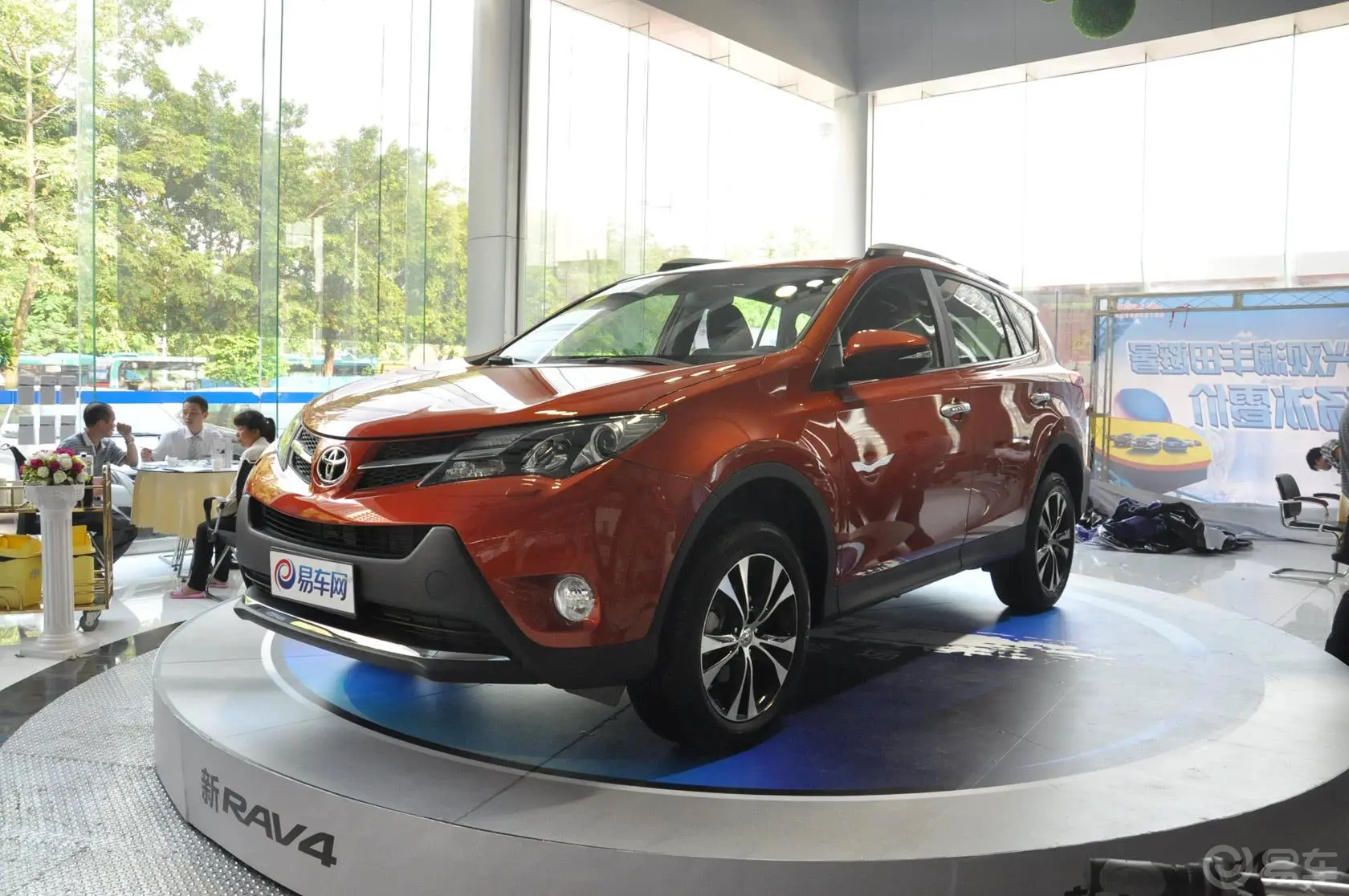 RAV4荣放2.5L 手自一体 尊贵版侧前45度车头向左水平