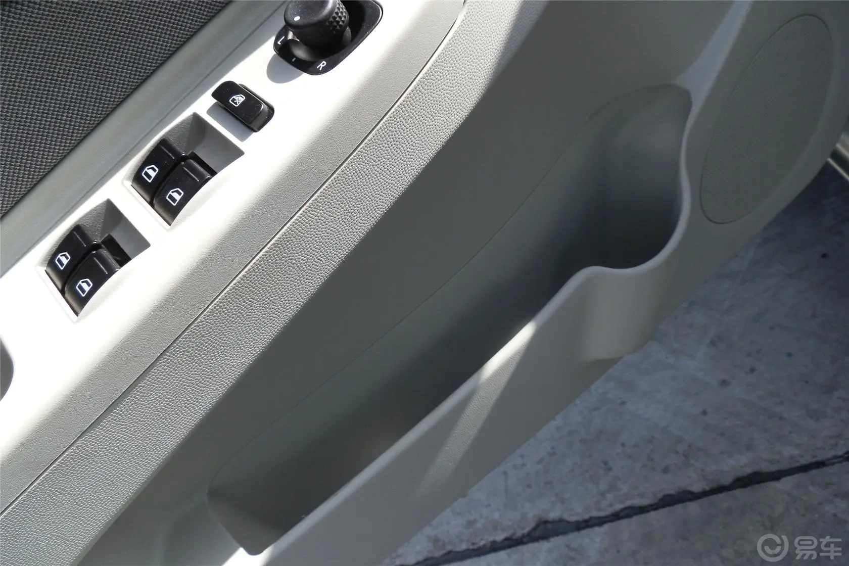 欧朗三厢 1.5L 自动 舒适型驾驶员门储物盒