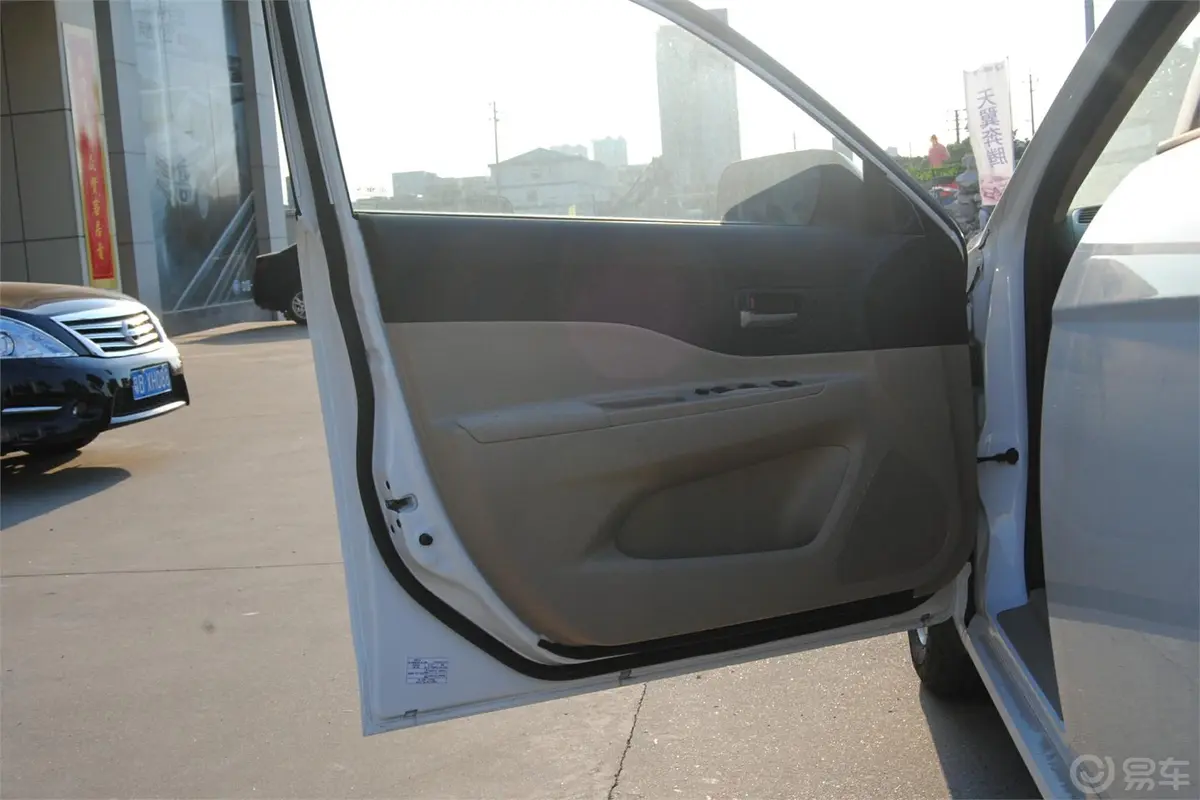 奔腾B501.6L 自动 时尚型驾驶员侧车门内门板