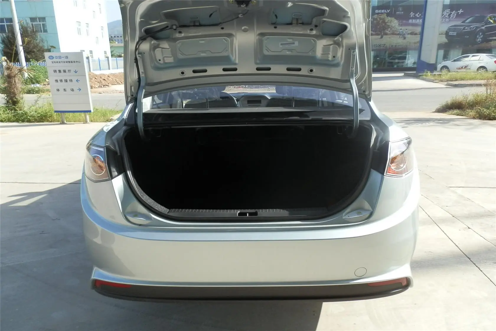 欧朗三厢 1.5L 自动 舒适型行李箱空间