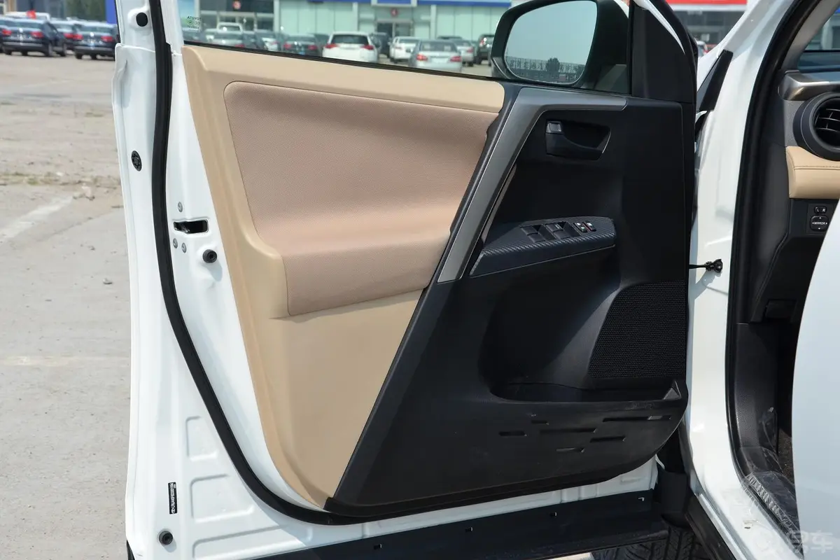 RAV4荣放2.0L CVT 风尚版驾驶员侧车门内门板
