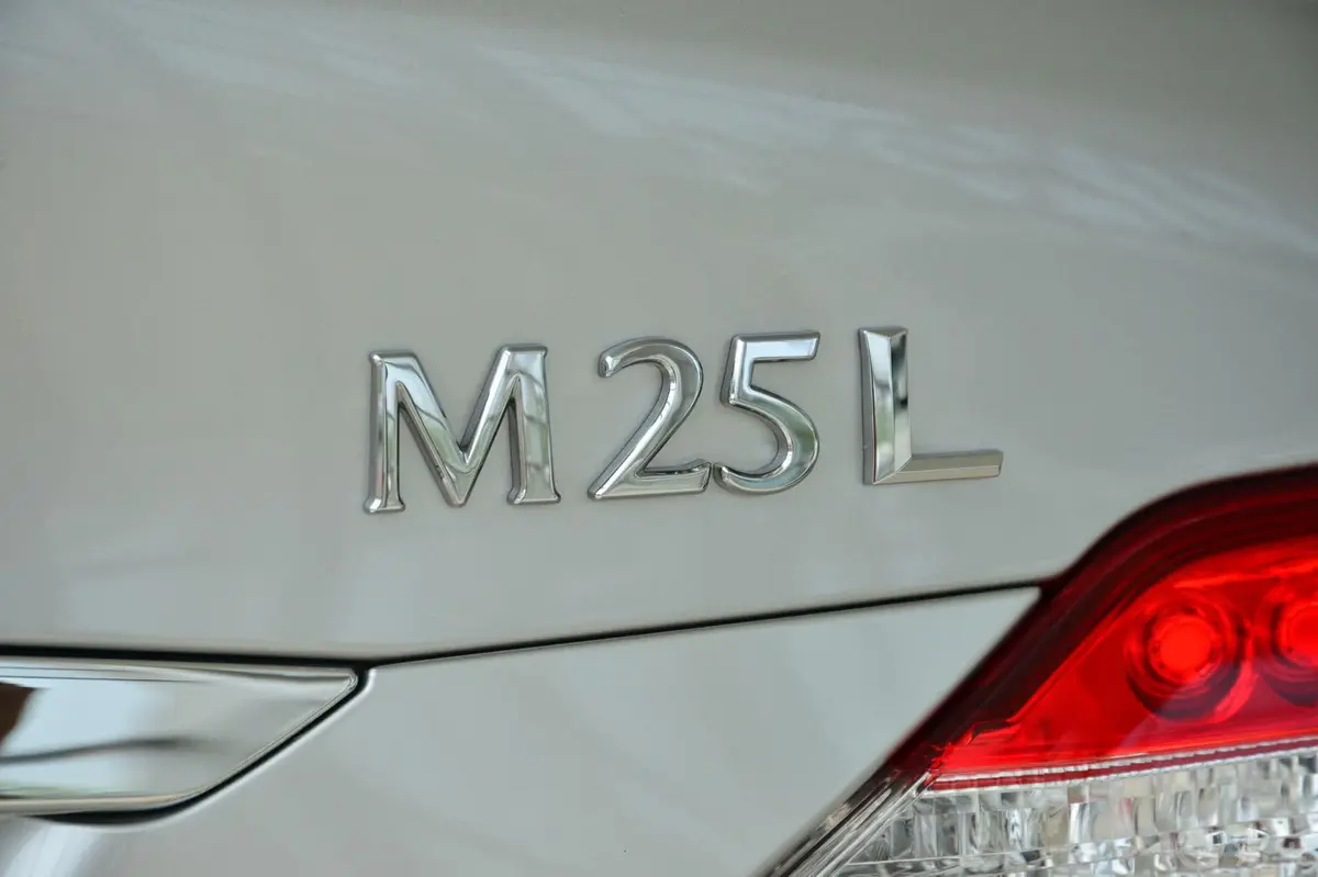 英菲尼迪M系25L 2.5L 手自一体 雅致版尾标
