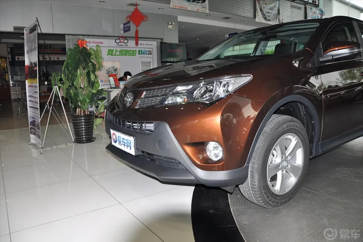 RAV4荣放2.0L CVT 风尚版车头局部