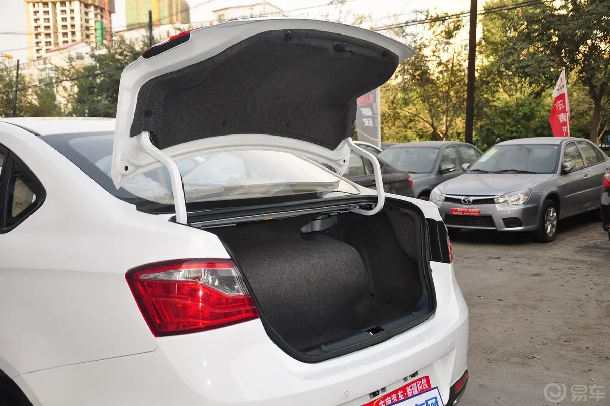 V5菱致1.5L 手动 标准型 CNG 欧IV行李厢开口范围