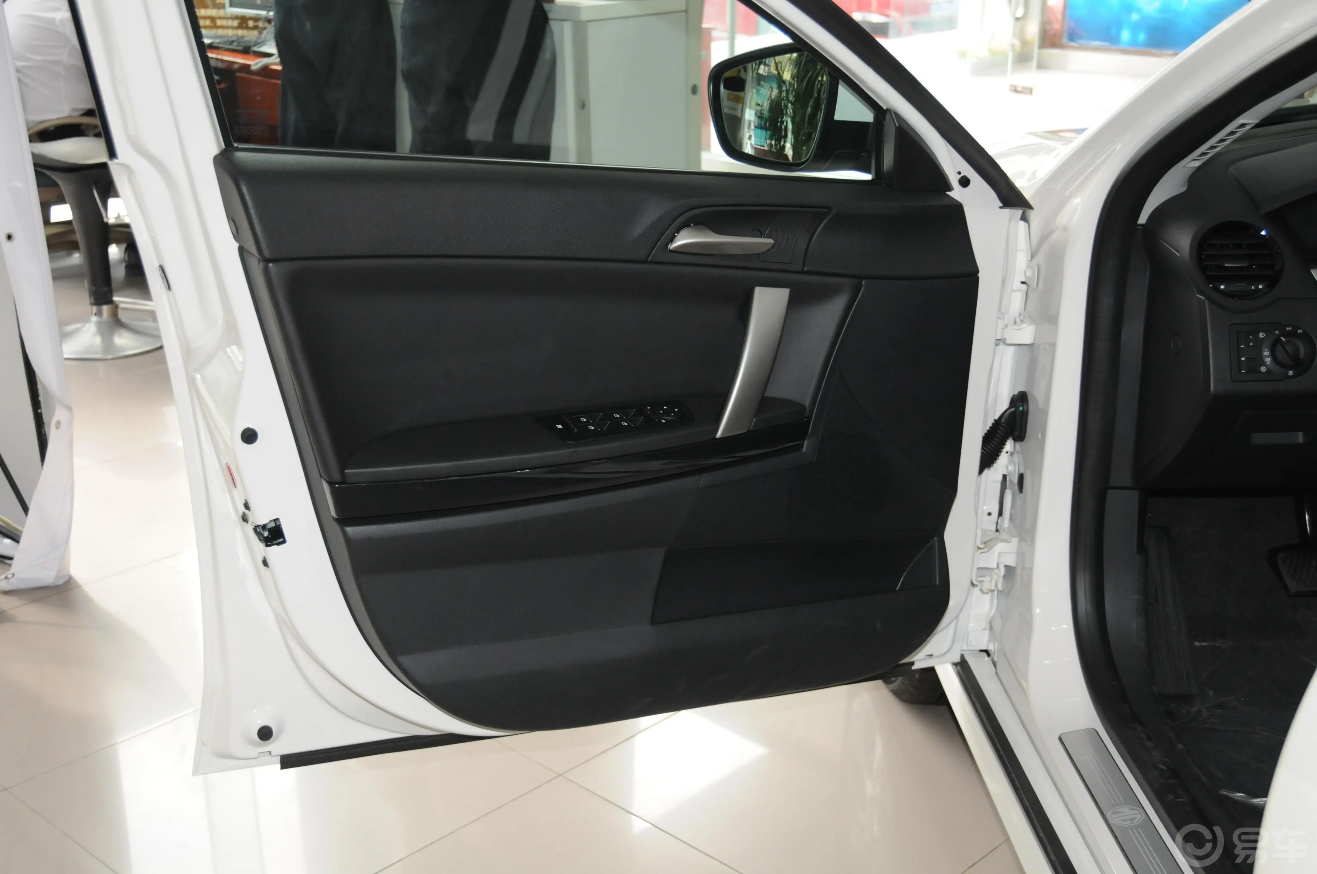 MG6掀背 1.8T TST 性能版驾驶员侧车门内门板
