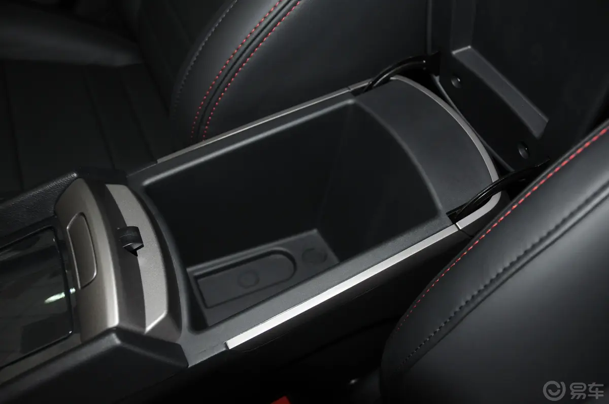 MG6掀背 1.8T TST 性能版前排中央扶手箱空间
