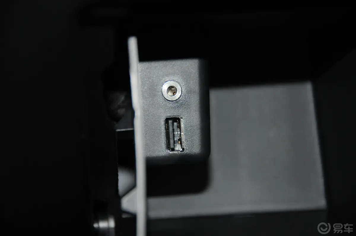 MG6掀背 1.8T TST 性能版USB接口