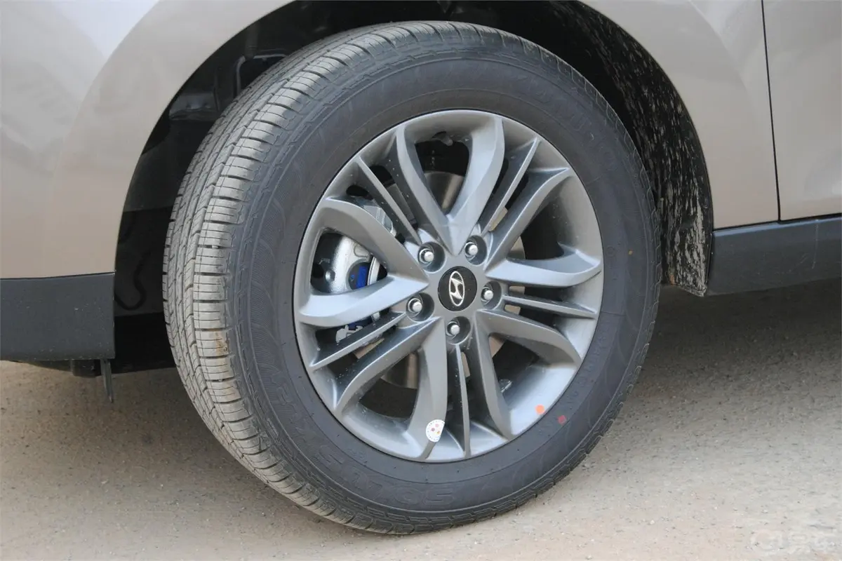 现代ix352.0L GLS 自动 两驱 智能版 国IV轮圈