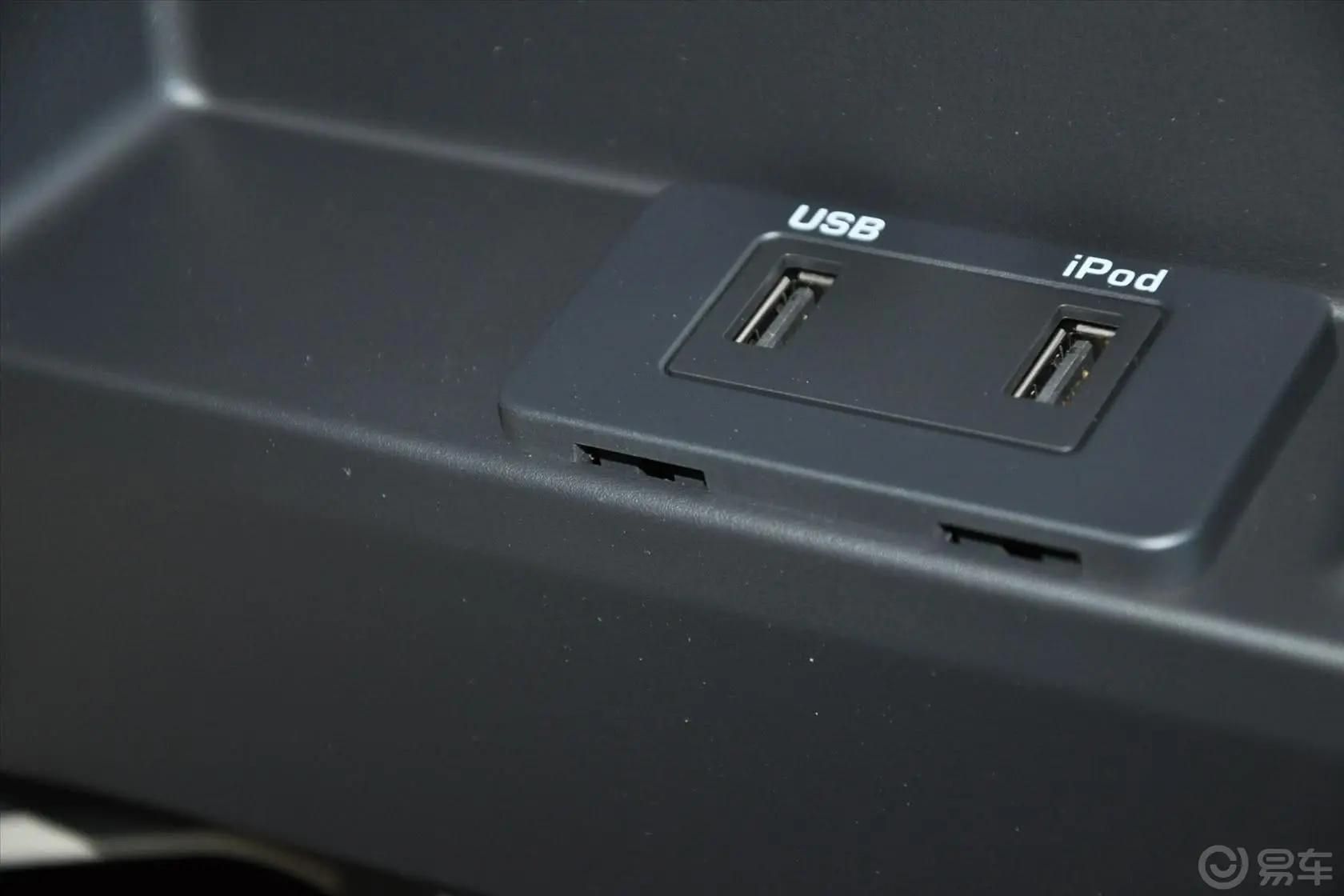 发现第四代 5.0 V8 SE 汽油版USB接口