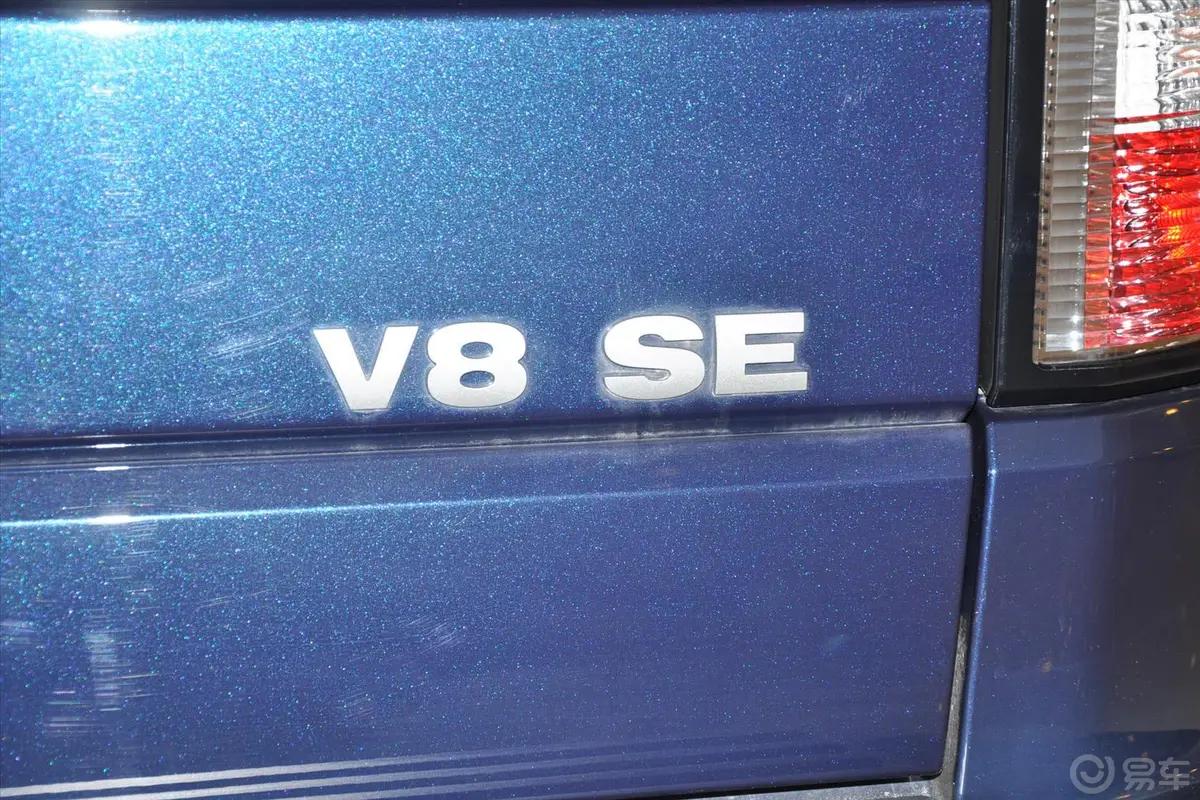 发现第四代 5.0 V8 SE 汽油版尾标