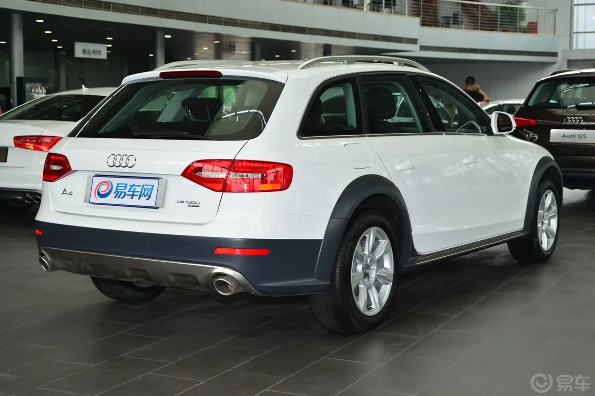 奥迪A4(进口)40TFSI allroad quattro 豪华型侧前45度车头向左水平