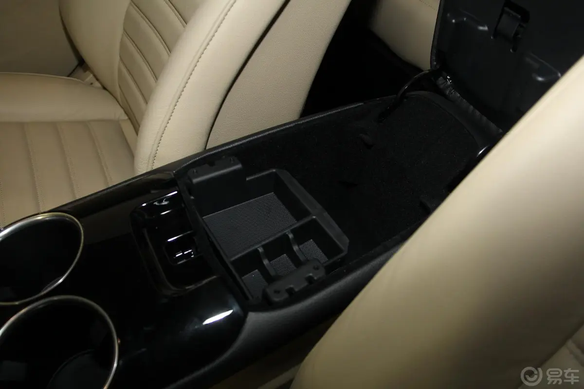 蒙迪欧1.5T 自动 GTDi180 时尚型前排中央扶手箱空间