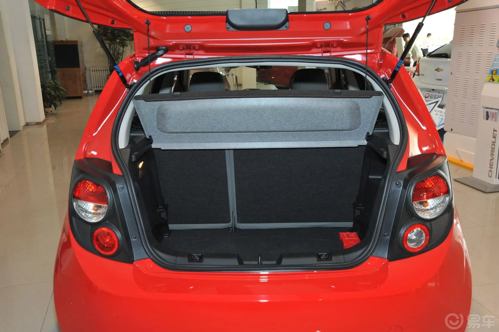 爱唯欧两厢 1.6L SX 自动行李箱空间