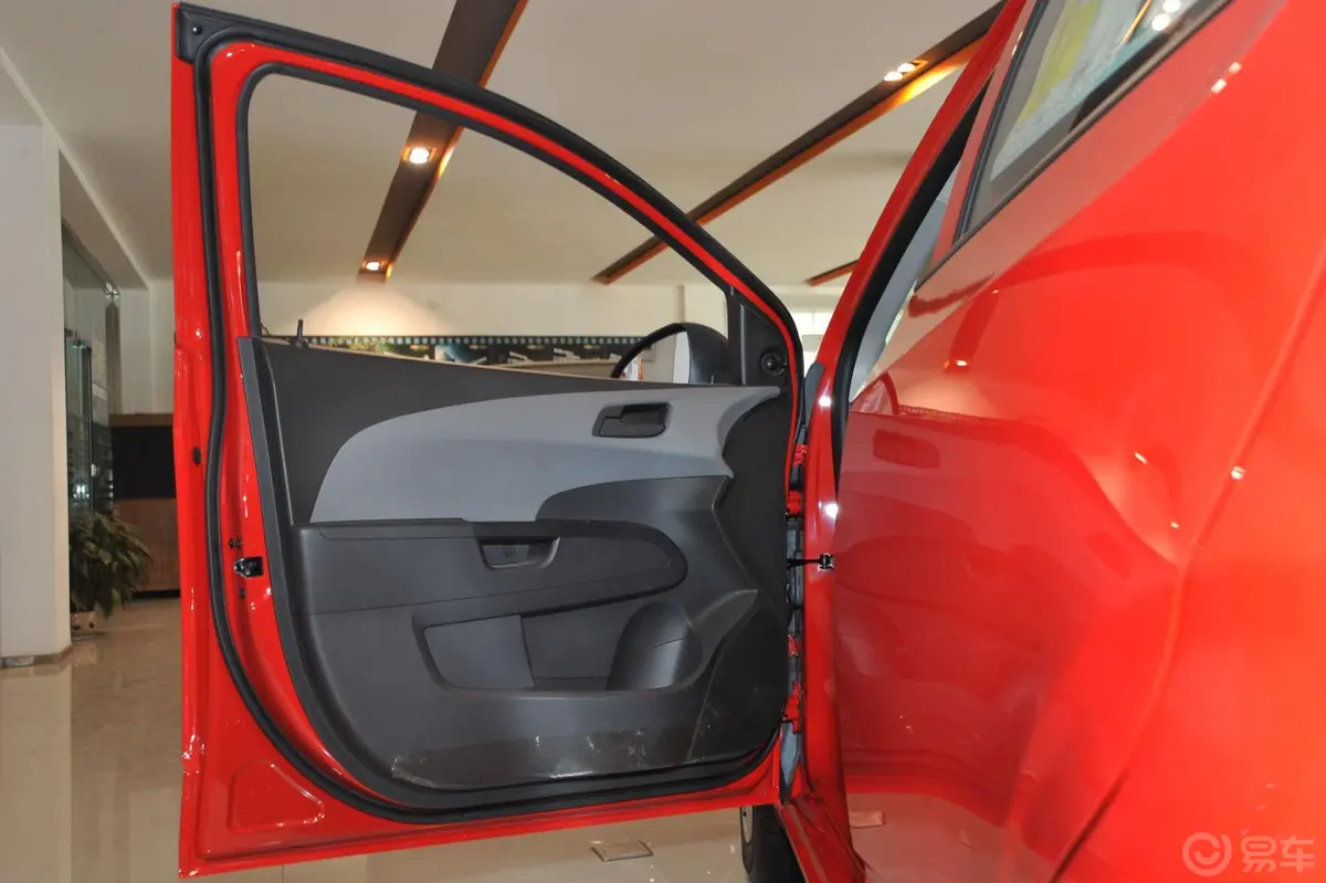 爱唯欧两厢 1.4L SL 自动驾驶员侧车门内门板