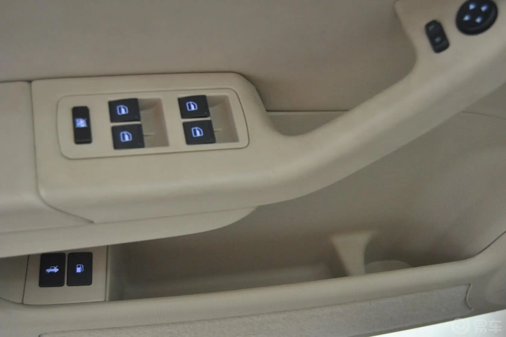瑞麒G52.0L DVVT 自动 尊享型驾驶员门储物盒