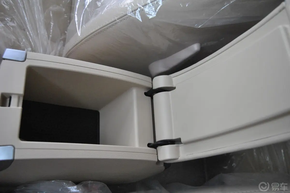 瑞麒G52.0L DVVT 自动 尊享型前排中央扶手箱空间