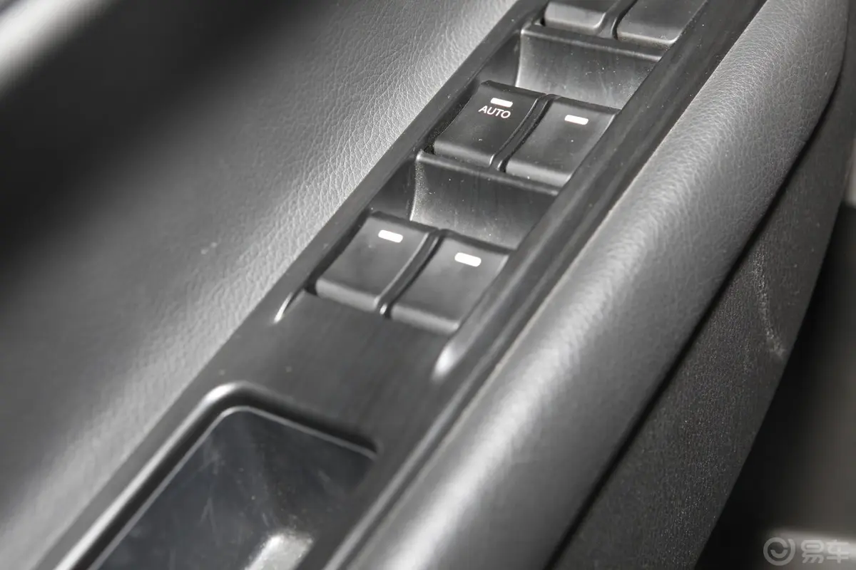 传祺GS51.8T 自动 四驱 尊贵版车窗升降键