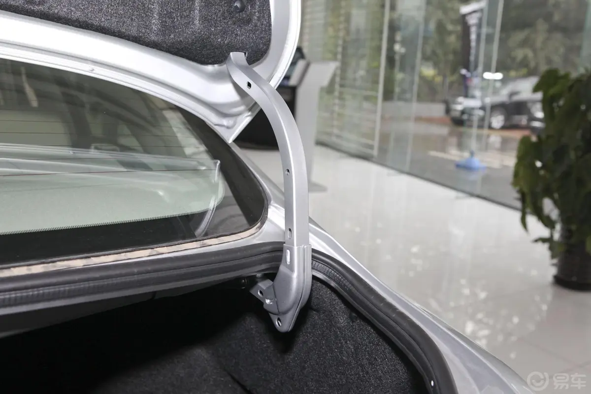 凯美瑞200G 自动 经典 豪华版行李厢支撑杆