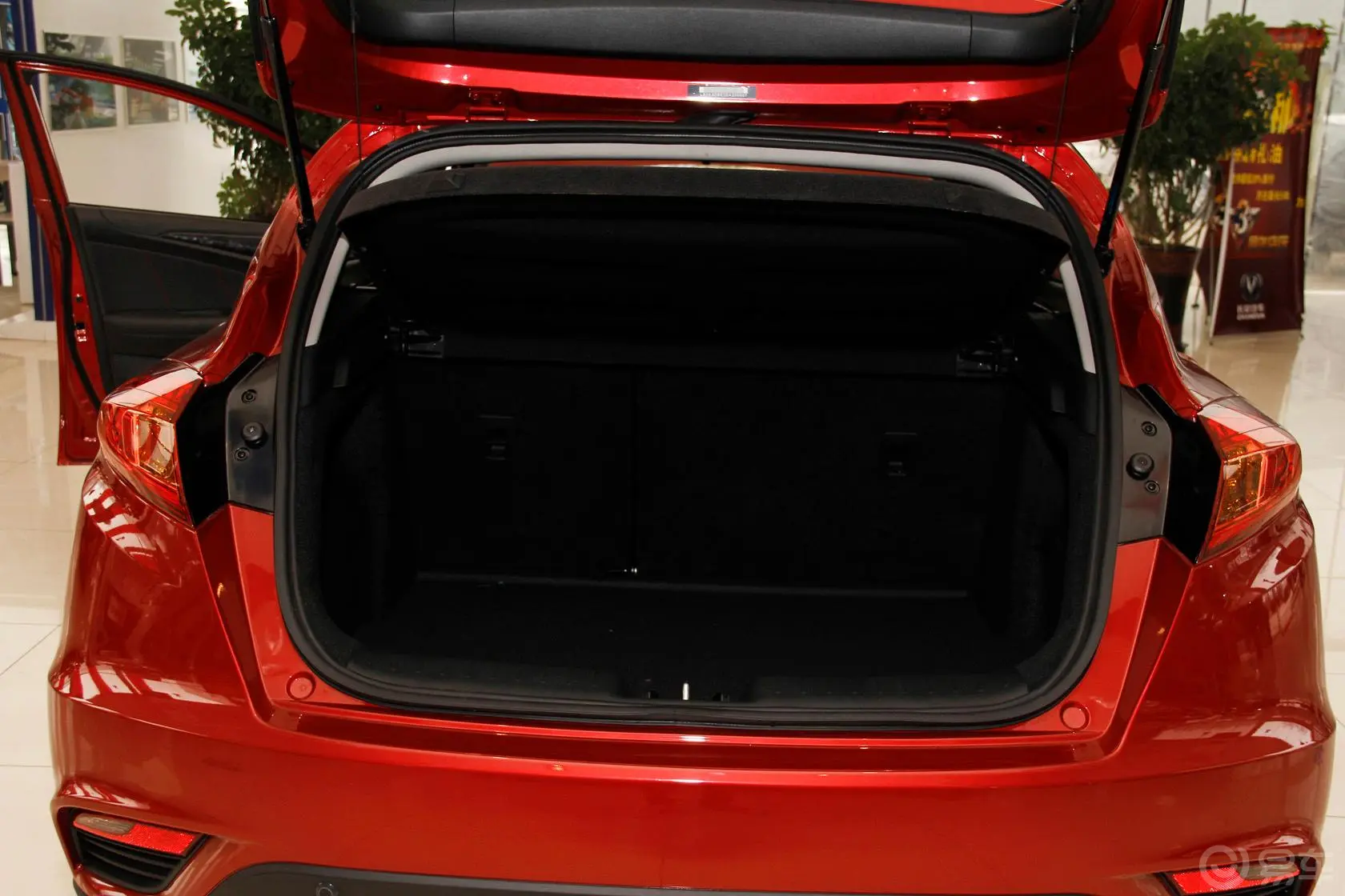 逸动XT1.5T 自动 炫酷型行李箱空间